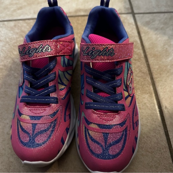 Sketchers light ups. Size 2 - Picture 2 of 6